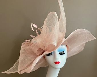 Sombrero Derby de Sinamay rosa pálido (G): Sombrero de ala ancha para bodas y carreras de caballos.