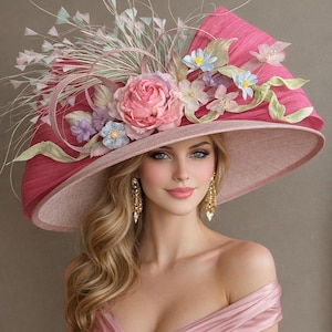 Peut inclure: Un chapeau rose vif à large bord, orné de fleurs et de plumes en tissu. Le chapeau présente une grande rose rose et de plus petites fleurs bleues et violettes. Un accessoire de mode idéal pour une occasion spéciale.