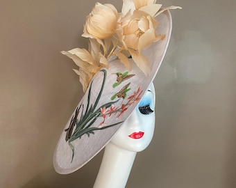Großer weißer Kentucky Derby Fascinator: Gestickte Orchideen, Schmetterlinge/Champagner Feder Blumen Hut