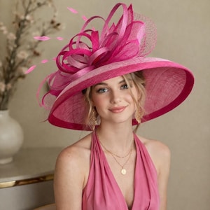 Puede incluir: Un letrero de madera rústico blanco con la palabra "Welcome" escrita a mano. El letrero tiene un aspecto envejecido y un elemento floral decorativo. El fondo es una textura de madera borrosa.