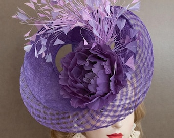 Tocado de sinamay morado para Kentucky Derby (g3): diadema de flores y plumas color lavanda