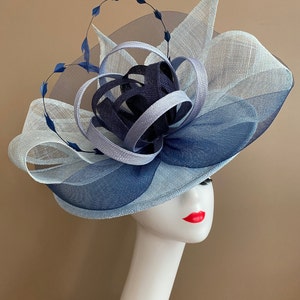 Powder Blue Carriage Church Fascinator with Light/Dark Blue Bow and Sinamay Flower. Kentucky Derby Hat. Wedding Easter Tea Race Ascot Hat imagem 2