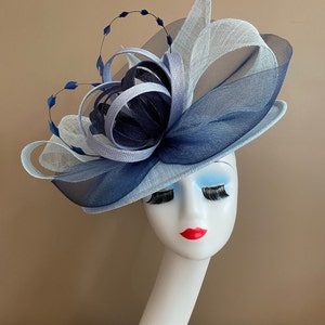 Powder Blue Carriage Church Fascinator with Light/Dark Blue Bow and Sinamay Flower. Kentucky Derby Hat. Wedding Easter Tea Race Ascot Hat imagem 3