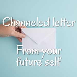 Pode incluir: Um envelope branco com o texto "Channeled letter" e "From your future self" em um fundo azul claro. O envelope é segurado por uma mão. O texto está em estilo manuscrito.