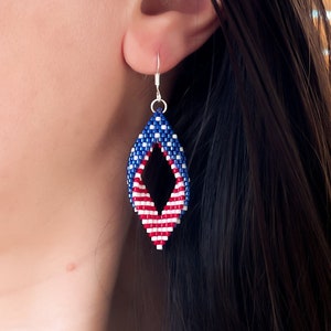 American flag earrings, 4th of July earrings, USA flag beaded earrings, Patriotic beaded drop dangle earrings, Stars and stripes earrings