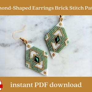 Könnte beinhalten: Diamantförmige Ohrringe mit einem grünen, weißen und goldenen Ziegelmuster. Die Ohrringe haben goldene Haken. "Sofortiger PDF-Download" steht in weißer Schrift auf braunem Hintergrund.
