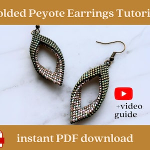 Può includere: Due orecchini piegati in peyote, a forma di goccia, sono esposti su una superficie bianca. Gli orecchini sono principalmente verdi e argentati, con un gancio color bronzo. L'immagine include il testo "Folded Peyote Earrings Tutorial" e "instant PDF download". È disponibile anche una guida video di YouTube.