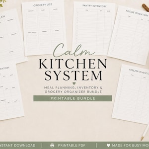 Puede incluir: Un conjunto de hojas imprimibles para la organización de la cocina, que incluyen planes de comidas, listas de compras y rastreadores de inventario. El texto "Calm Kitchen System" se muestra de forma destacada. También se ven una cuchara de madera, una taza de café y vegetación.