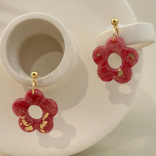 Boucles d’oreilles fait main en argile polymère et acier inoxydable, fleur en style marbré et pendants rouge beige doré