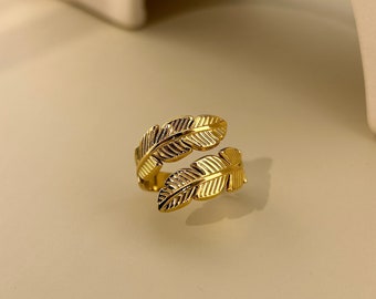 Adjustable stainless steel ring with golden chiseled feather hug