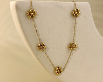 Fine stainless steel necklace with daisy flower charms in silver-gold beads