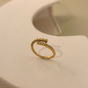 Anillo fino ajustable de acero con cuentas y circonitas multicolores
