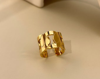 Adjustable stainless steel ring with large thick smoothed link in gold
