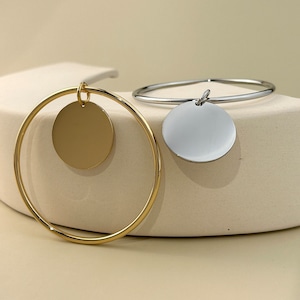 Brazalete tipo esclava de acero inoxidable con dije de placa dorada alisada