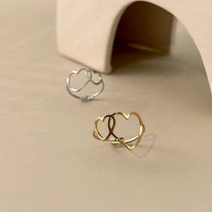 Adjustable stainless steel ring with two fine openwork intertwined smoothed hearts, silver-plated and gold-plated