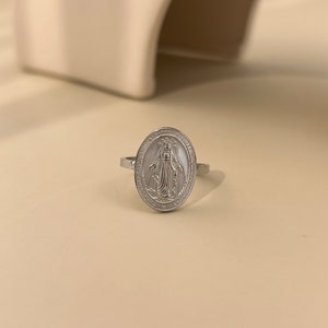 Bague en acier inoxydable réglable ovale avec Vierge Marie Madone ciselé Argenté