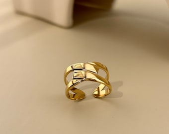 Adjustable stainless steel ring with golden smoothed cross link