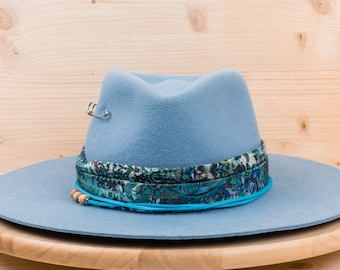 Fedora azzurro fatto a mano: cappello a tesa larga in feltro di lana merino