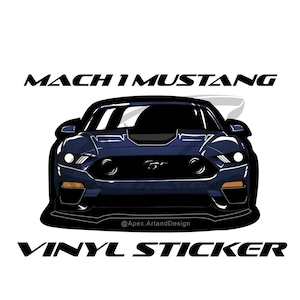 Könnte beinhalten: Ein marineblauer Mach 1 Mustang Vinyl-Aufkleber. Das Auto ist von vorne mit Scheinwerfern, einer schwarzen Motorhaube und einem Spoiler dargestellt. Der Text "MACH 1 MUSTANG" steht über dem Auto und "VINYL STICKER" darunter.