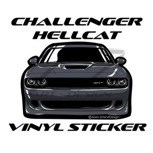 Puede incluir: Adhesivo de vinilo gris Dodge Challenger Hellcat. La imagen presenta una vista frontal del coche con las palabras "Challenger Hellcat" arriba y "Vinyl Sticker" abajo. El coche tiene el logotipo SRT.