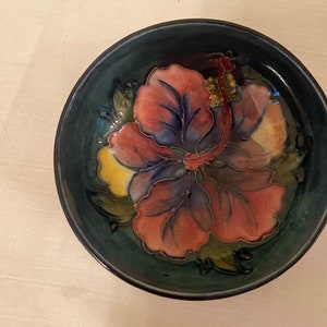 Assiette en poterie vintage Moorcroft England, plat à épingles fleur printanière, petit bol vert bleu