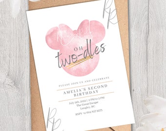 Puede incluir: Invitación de cumpleaños rosa y dorada con una ilustración de acuarela de una cabeza de Mickey Mouse. El texto dice "Oh two-dles" e incluye detalles para la fiesta del segundo cumpleaños de Amelia.
