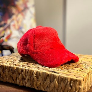 Rote Plüsch-Baseballmütze, weicher Kunstpelz, Baseballmütze, Wintermütze, Pelzmütze für Frauen, Kunstpelzmütze, weiche Baseballmütze, handgefertigte Plüschmütze