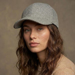 Grijze wollen baseballpet – handgemaakte vilten wollen pet, verstelbare achterkant, uniseks wintertruckerstijl, minimale grijze hoed, pet met zachte rand