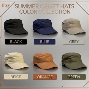 Op de afbeelding: Zomerse cadet hoeden in een kleurencollectie. De afbeelding toont zes cadet hoeden in verschillende kleuren: zwart, blauw, grijs, beige, oranje en groen. Elke hoed heeft een platte bovenkant en een korte klep. De hoeden zijn in twee rijen gerangschikt.