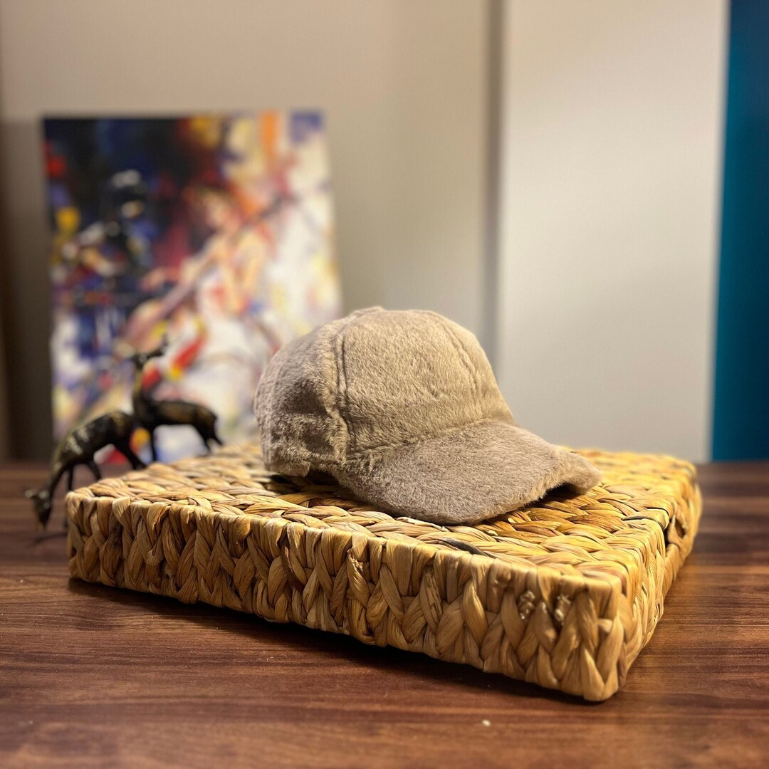 Berretto da baseball in peluche marrone latte, morbida pelliccia