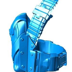 Może przedstawiać: Niebieska zbroja na klatkę piersiową, renderowana w 3D, z paskiem i paskiem na ramię. Zbroja ma futurystyczny design z nitowanymi płytami i segmentowanym paskiem. Pasek na ramię jest również segmentowany i skierowany w górę.