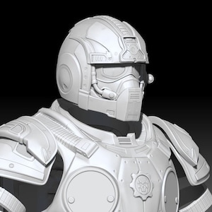 Może przedstawiać: Biały, trójwymiarowy model drukowany futurystycznego żołnierza w hełmie z wizjerem i szczegółową zbroją. Zbroja ma okrągły emblemat z symbolem koła zębatego na klatce piersiowej.