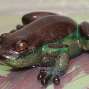 Resin Frog Figurine: Brown and Green Decorative Display