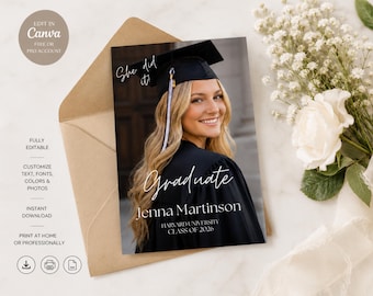 Puede incluir: Una tarjeta de anuncio de graduación con una foto de una mujer sonriente con birrete y toga. La tarjeta dice: "She did it! Graduate Jenna Martinson, Harvard University, Class of 2026." La tarjeta está dentro de un sobre marrón, con flores blancas.