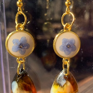 THE CLASSY TORTOISE Forget Me Not Tortoiseshell Resin Drop Dangle Earrings, Handmade Earrings, White Tortoiseshell Flower Earrings