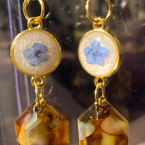 THE CLASSY TORTOISE Forget Me Not Tortoiseshell Resin Tropfen Ohrringe, handgemachte Ohrringe, Perlen Schildkröte Blume Ohrringe