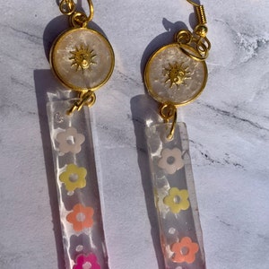 SUNSHINE FLOWERS Retro Resin Earrings, 70’s style earrings, pearl sun earrings, retro flower earrings, flower dangle drop earrings