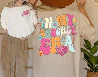 Maglietta personalizzata "In My Crochet Era" con nome personalizzato per chi lavora all'uncinetto, maglietta divertente per chi lavora all'uncinetto, maglietta "Crochet Era", regalo per gli amanti dell'uncinetto, regali per gli amanti del filato.