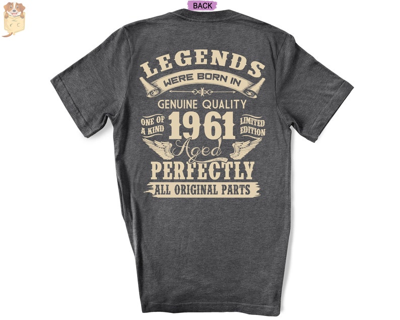 Op de afbeelding: Donkergrijs t-shirt met een vintage-stijl grafische afbeelding met de tekst "Legends were born in 1961 Aged Perfectly All Original Parts".
