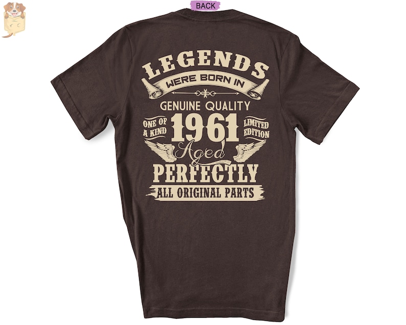 Op de afbeelding: Een donkerbruin T-shirt met een vintage-stijl grafisch ontwerp met de tekst "Legends were born in 1961 Aged Perfectly All Original Parts".