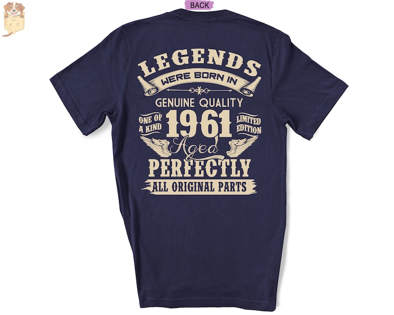 Op de afbeelding: Een marineblauw t-shirt met een witte afbeelding met de tekst "Legends were born in 1961 Aged Perfectly All Original Parts".