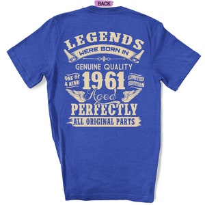 Op de afbeelding: Blauw T-shirt met een witte afbeelding met de tekst "Legends were born in 1961 Aged Perfectly All Original Parts".