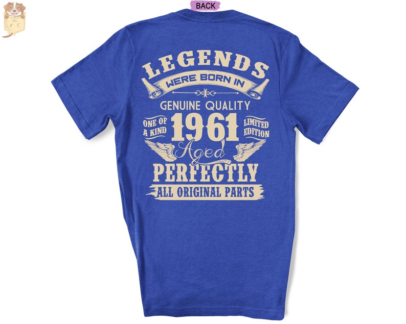 Op de afbeelding: Blauw T-shirt met een witte afbeelding met de tekst "Legends were born in 1961 Aged Perfectly All Original Parts".