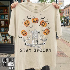 Camiseta de Halloween con temática de esqueleto y calabaza: ¡Mantente espeluznante!