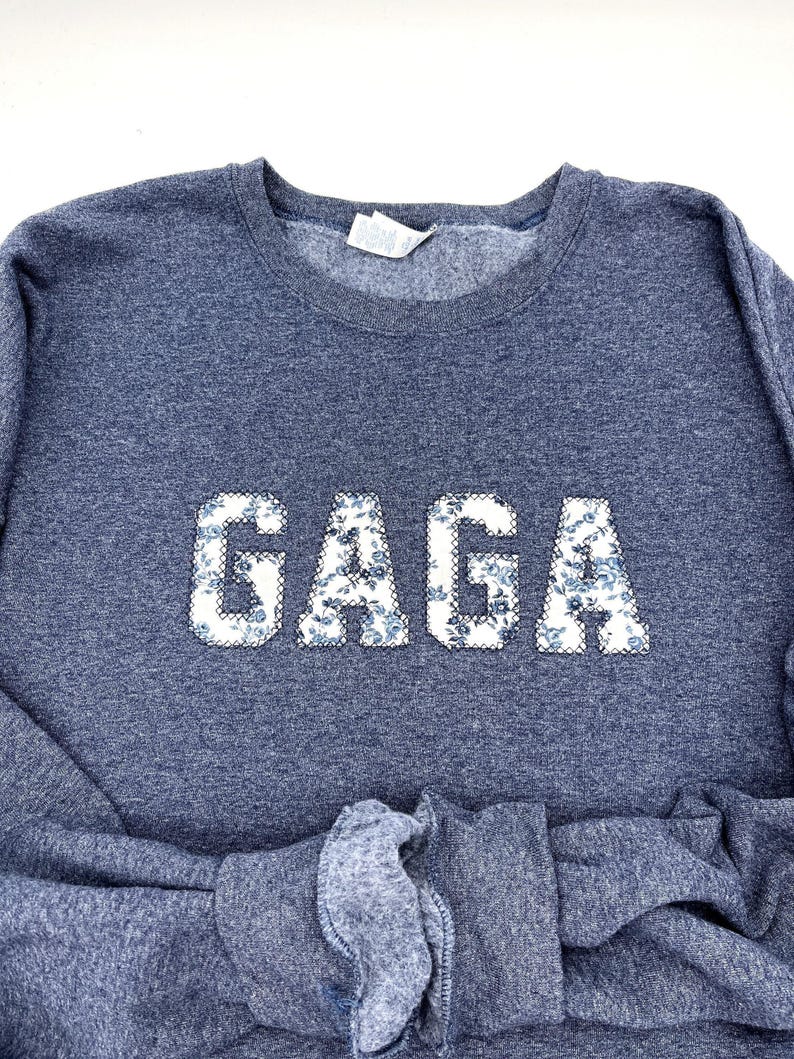 Sudadera personalizada para abuela: Regalo para el Día de la Madre / Regalo personalizado con aplique floral bordado para abuela / Sudadera con palabra personalizada / ¡Cualquier palabra! imagen 4