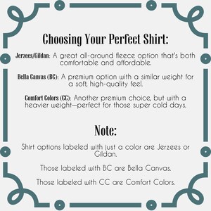 K&ouml;nnte beinhalten: Eine Grafik mit Text, die die verschiedenen Arten von Shirts erkl&auml;rt, die zum Kauf angeboten werden. Der Text lautet: "W&auml;hlen Sie Ihr perfektes Shirt: Jerzees/Gildan: Eine gro&szlig;artige Allround-Fleece-Option, die sowohl bequem als auch erschwinglich ist. Bella Canvas (BC): Eine Premium-Option mit einem &auml;hnlichen Gewicht f&uuml;r ein weiches, hochwertiges Gef&uuml;hl. Comfort Colors (CC): Eine weitere Premium-Wahl, aber mit einem schwereren Gewicht - perfekt f&uuml;r die super kalten Tage. Hinweis: Shirt-Optionen, die nur mit einer Farbe gekennzeichnet sind, sind Jerzees oder Gildan. Die mit BC gekennzeichneten sind Bella Canvas. Die mit CC gekennzeichneten sind Comfort Colors."
