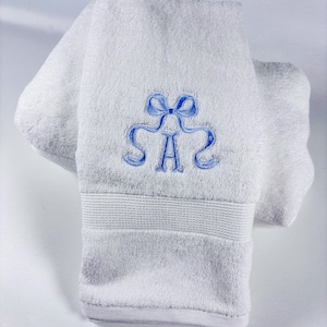 Puede incluir: Un juego de tres tazas de cerámica con un acabado mate moteado. Cada taza presenta un color diferente: azul claro, crema y gris. Las tazas tienen un diseño simple y moderno y un asa cómoda.