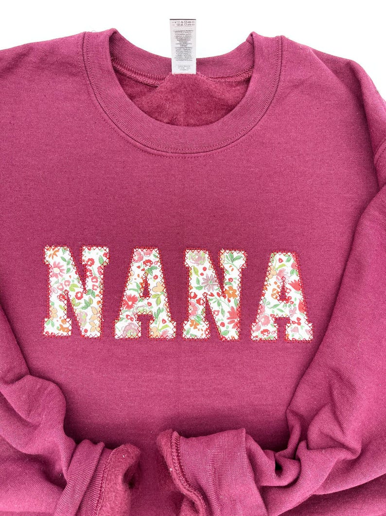 Sudadera personalizada para abuela: Regalo para el Día de la Madre / Regalo personalizado con aplique floral bordado para abuela / Sudadera con palabra personalizada / ¡Cualquier palabra! imagen 2