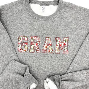 Sudadera personalizada para abuela: Regalo para el Día de la Madre / Regalo personalizado con aplique floral bordado para abuela / Sudadera con palabra personalizada / ¡Cualquier palabra! imagen 6