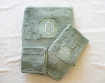 パーソナライズされた高級バスタオル：カスタム刺繍モノグラム入り結婚祝い＆新築祝いギフト - エンボス加工モノグラム